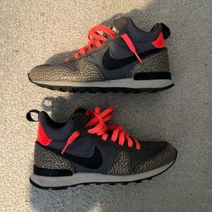 Nike Men’s Internationalist Mid Sneakers - size 6